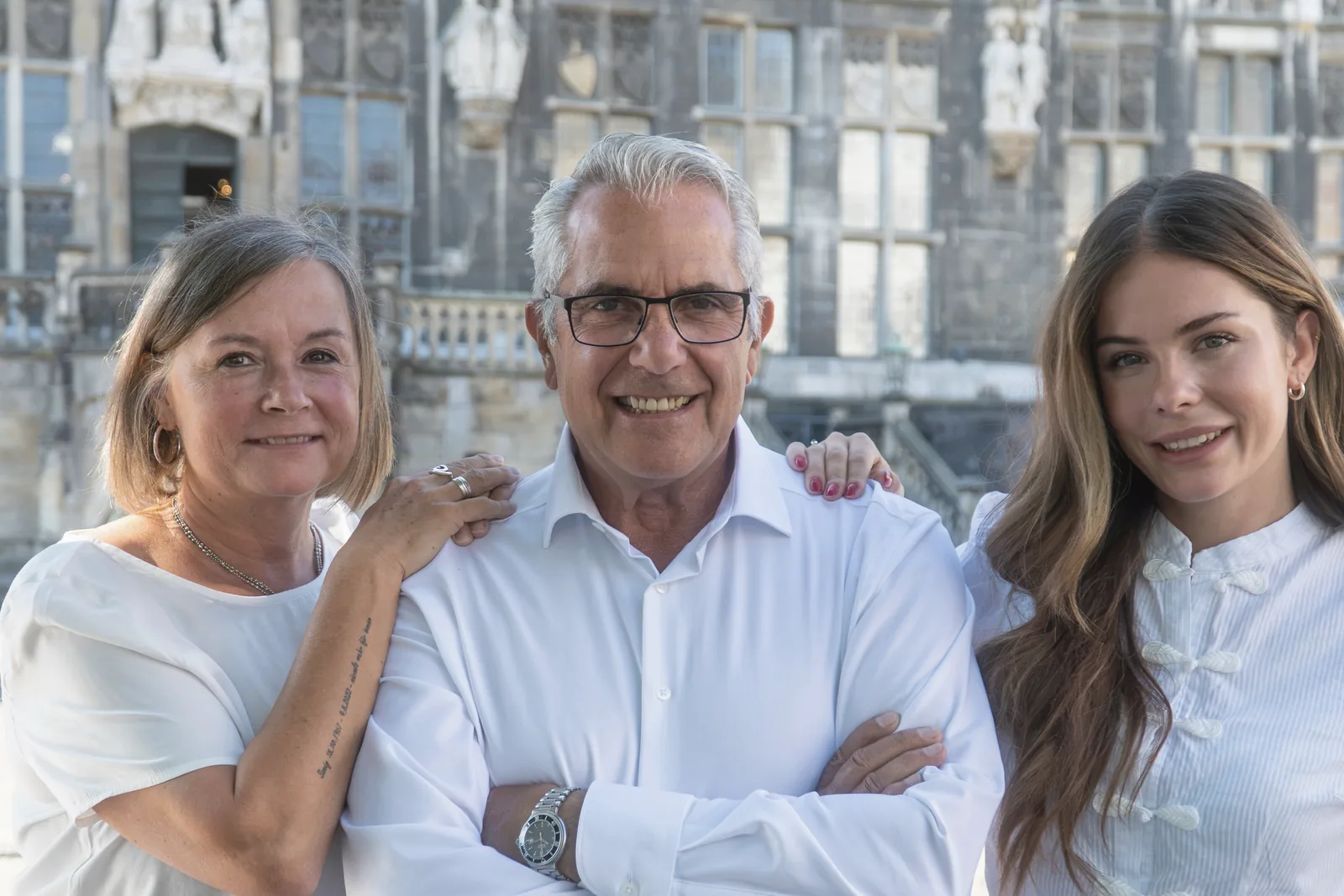 Petra Vaßen, Kurt Savelsberg und Julie Ann Savelsberg vor dem Aachener Rathaus.
